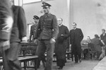 Policajci uvode Nadbiskupa u sudsku dvoranu 10. listopada 1946.